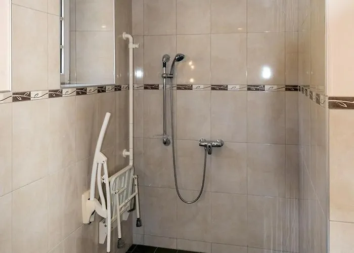 Pour 12 Face Au Château De Avec Jardin, Cheminée Et équipements Pmr - Fr-1-585-38